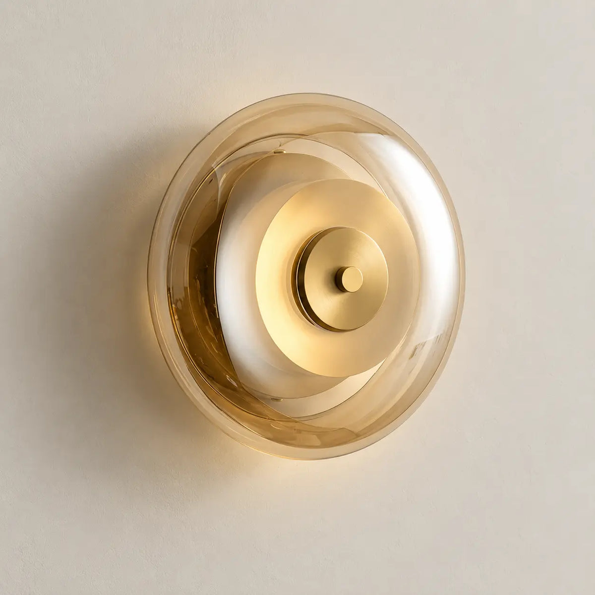 Applique murale dorée et verre cognac, lumière chaude