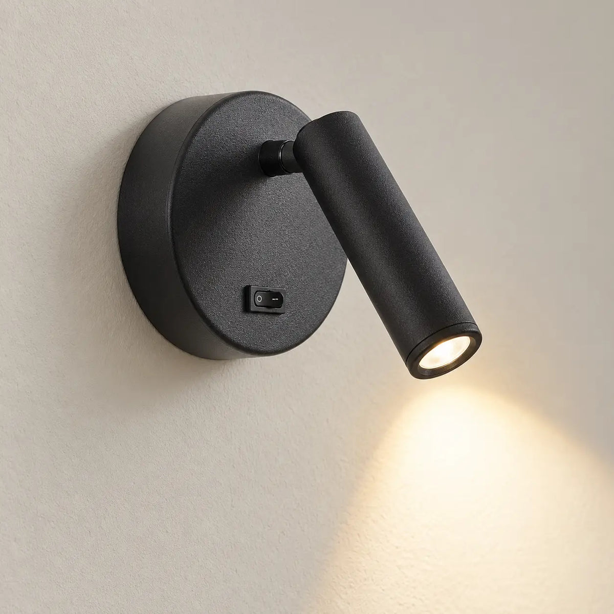 Vue de profil de l'applique murale noire orientable