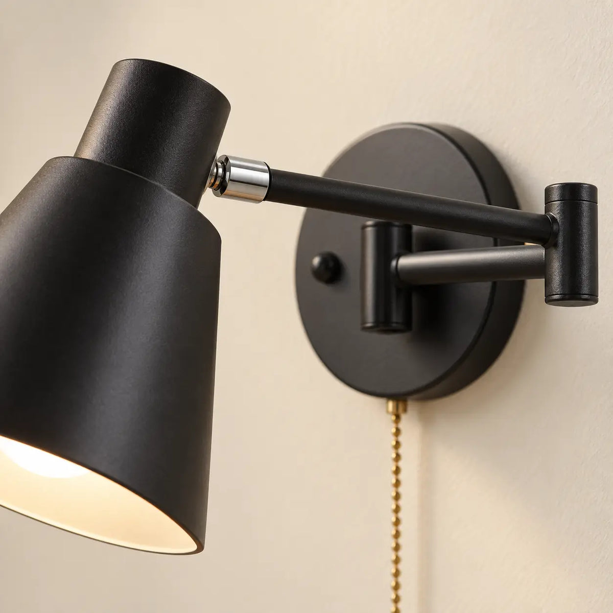 Détail du bras, du chrome et du métal noir de l'applique