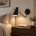 Applique murale noire orientable dans une chambre
