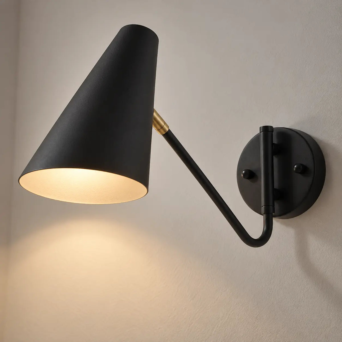 Vue de profil et dessous de l'applique noire orientable