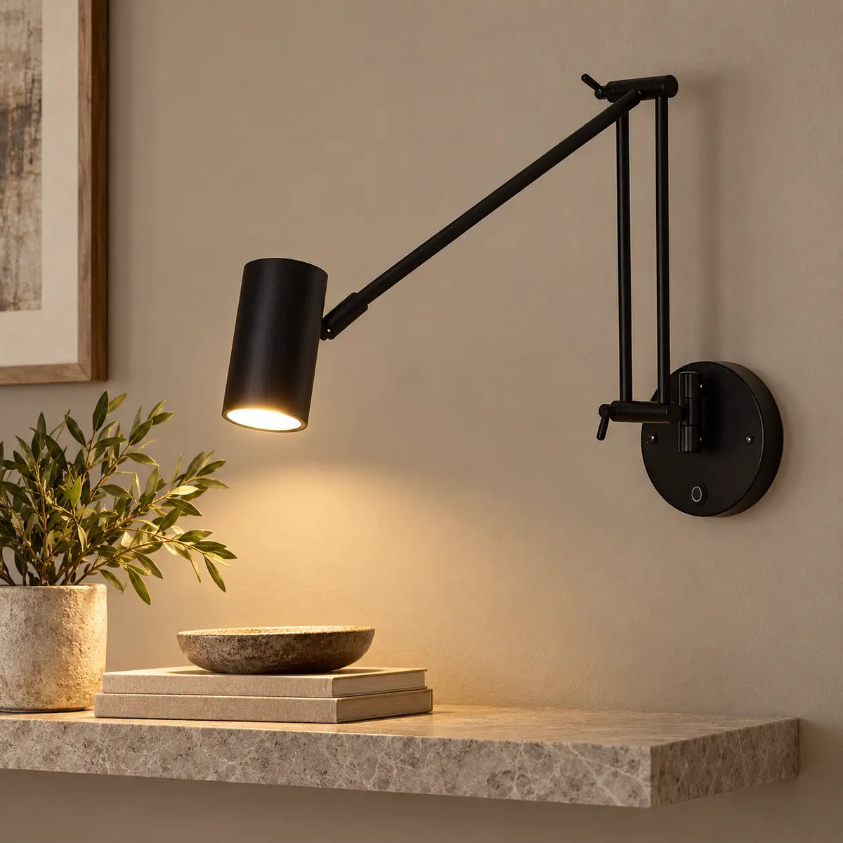 Applique murale orientable avec bras déployé