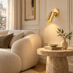 Applique murale orientable dorée dans un salon