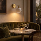 Applique murale restaurant au-dessus d’une banquette