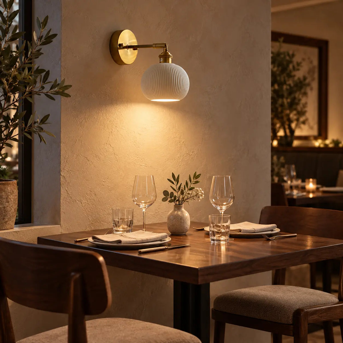 Applique murale en céramique au-dessus d’une table de restaurant