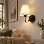 Applique murale vintage noire et blanche dans un salon
