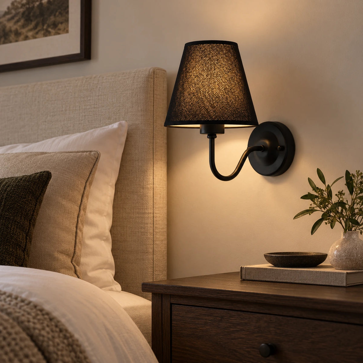 Applique murale tissu noir dans une chambre