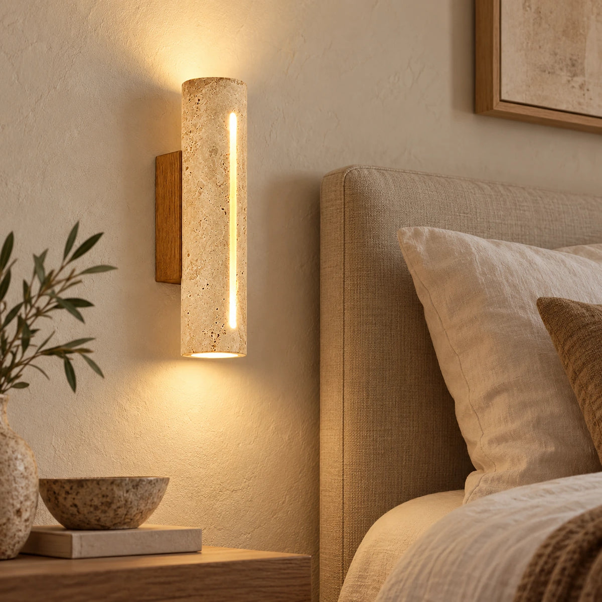 Applique en travertin et bois près d’une tête de lit
