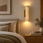 Applique en travertin et bois dans une chambre