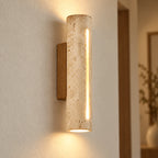 Détail du travertin et du bois de l’applique dans un couloir