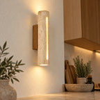 Applique en travertin et bois vue de profil dans une cuisine