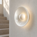 Détail du disque en verre blanc dans un escalier