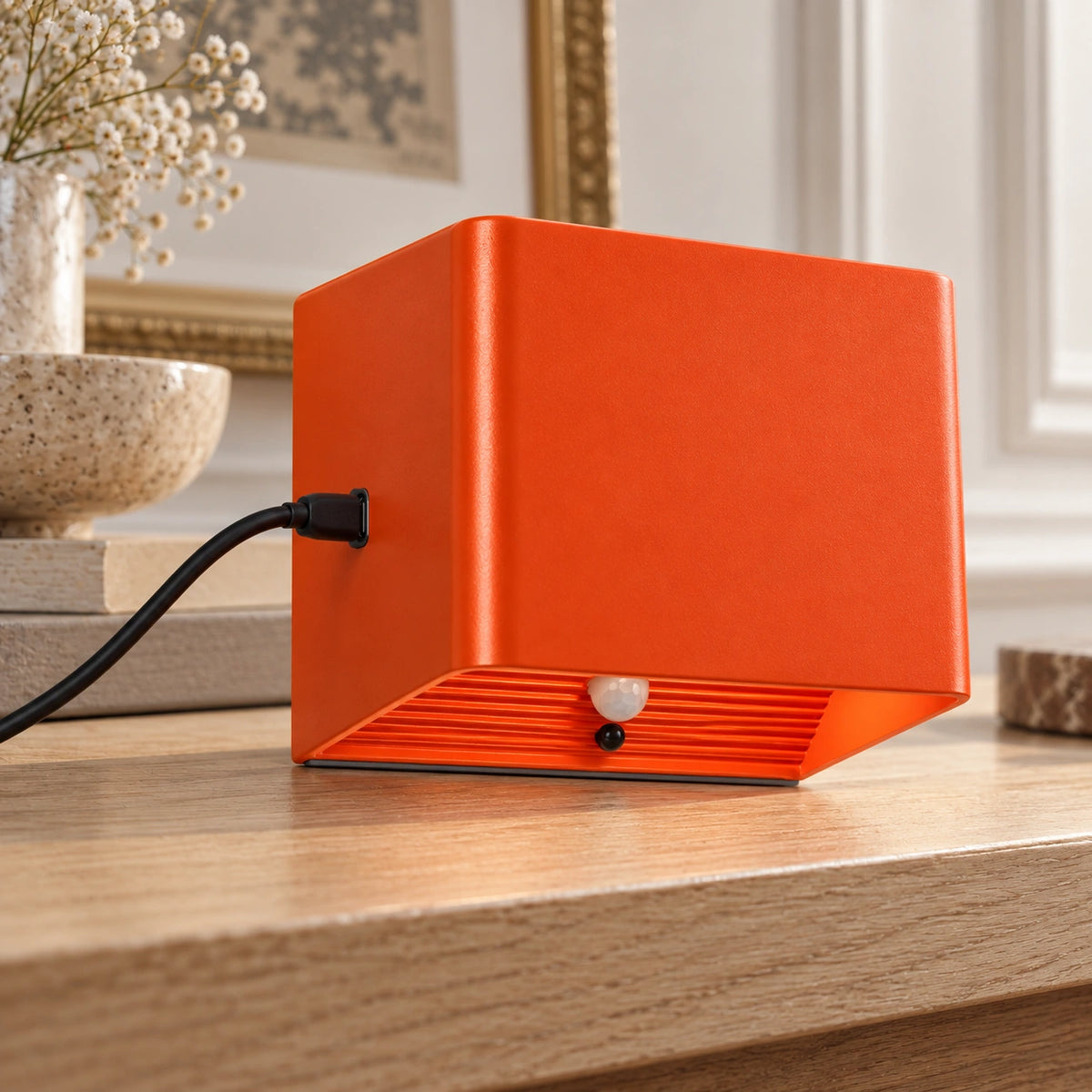 Détail de la recharge USB-C de l'applique murale orange