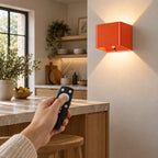 Télécommande de l'applique murale orange dans une cuisine