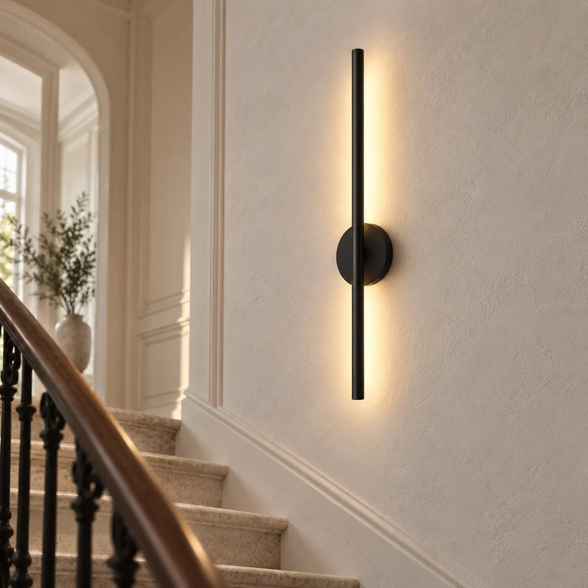 Applique murale sans fil noire dans un escalier