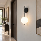 Applique murale rechargeable noire dans un couloir