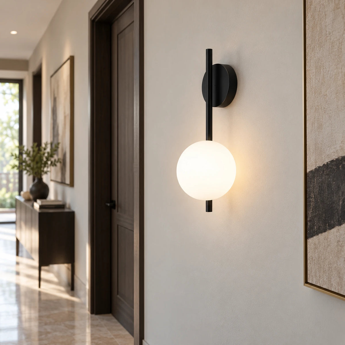 Applique murale rechargeable noire dans un couloir