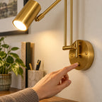 Détail du bouton de l'applique scandinave dorée