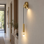 Applique murale spot orientable dans un couloir