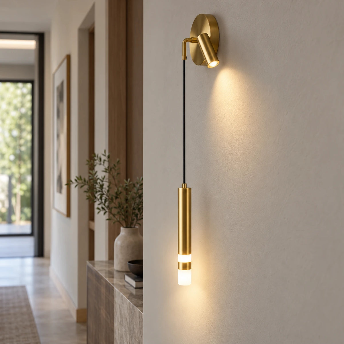 Applique murale spot orientable dans un couloir