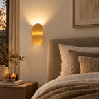 Applique murale spot led dorée dans une chambre