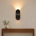 Appliques murales spot led noires dans un couloir