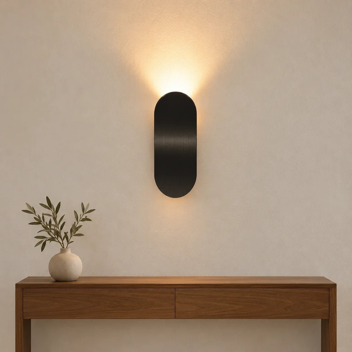 Appliques murales spot led noires dans un couloir