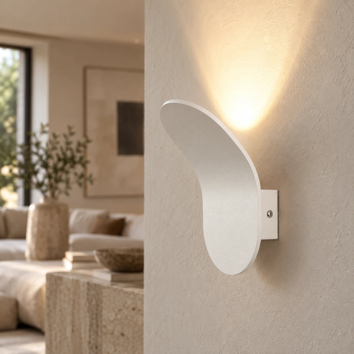 Applique murale spot led blanche, vue de profil dans un salon